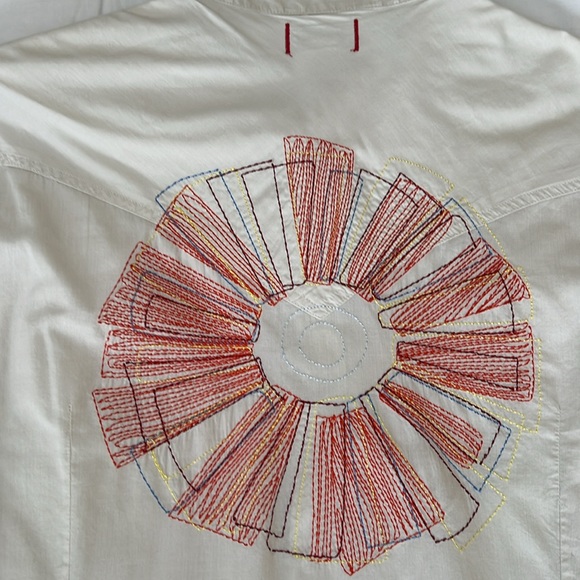 Guess large tan button down with red embroidered details on sides and back - Picture 5 of 5